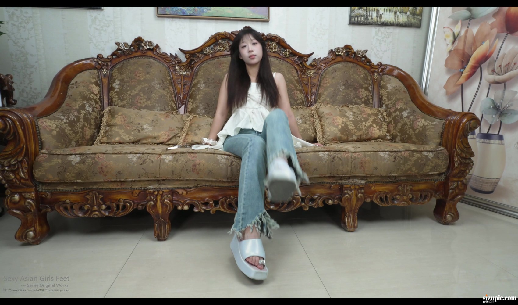 Beautiful and elegant Asian girl Mary shows off her sexy 36EU tiny feet3 4K.mp4_.jpg