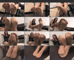 NoemisWorld �C Adele��s pantyhosed feet need a good foot massage