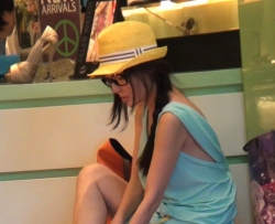 ����������Ь�ӵ��崿��Ů.�۰׵�������¶��[MP4/60M]