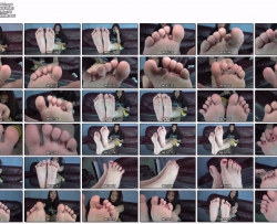 小美同学手指搓脚趾缝，秀涂着红色脚甲油的美脚，动作诱人4K20分钟