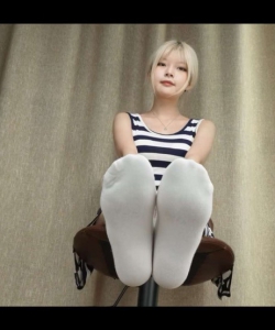 Sexy Asian Girs Feet Yangqianqian showing her sexy little feetʮ��