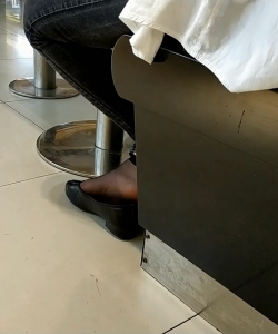 �Է���һ����˿�ͺ�˿��Ů�ַ�չ�ֽŷ�[05:23]