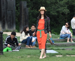 ������ȹŮ��������ڲݵ��ϵ������������ң�55P��