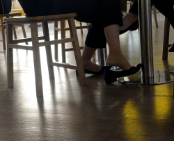 ��˿��װ��Ůһֱ����Ь�����⹤����ƣ��[09:25]
