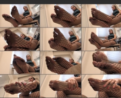NoemisWorld �C Sexy Inna with black fishnet nylons