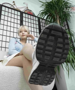 Yangqianqian showing her sexy little feetʮ��