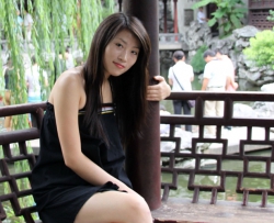 Ь����µ�Ů����������  15P CZZJY-R193