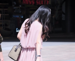 �ٸ�һֱ��ͷ��������ĺ�ɫ�߸�Ь [10P]