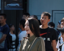 �ȿ����ȳ�����Ů[12P]