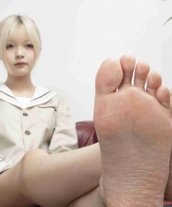 Sexy Asian Girs Feet Yangqianqian showing her sexy little feet��ʮ
