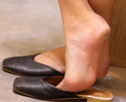 ��abc��Ʒ�� �����ݵ����̳Ƿ���һλ21������ʱ�е�Ա������Ь��վ������Ь,�÷�ɧ...